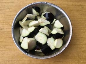 黑皮茄子洗净切滚刀。