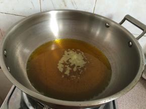 坐锅烧热后放菜籽油。