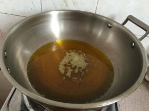 坐锅烧热后放菜籽油。