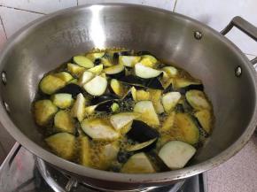 烧至冒泡后消失，放入茄子中火炸。