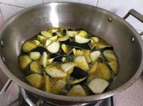 烧至冒泡后消失，放入茄子中火炸。
