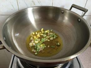 锅里留少许底油，放入大蒜，葱，爆香出味。