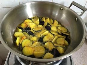 炸至金黄色捞出控油。