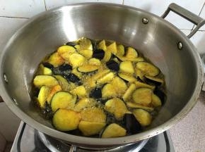 炸至金黄色捞出控油。