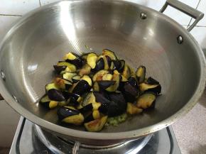 放入炸过的茄子。