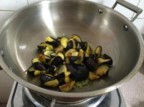 放入炸过的茄子。