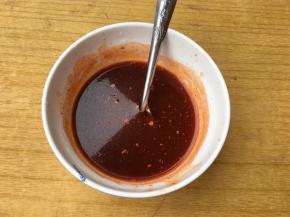 豆瓣酱，红烧酱油，胡椒粉，淀粉，辣椒粉，少许盐，兑成一碗汁。