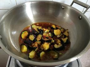 均匀的沿着圆圈的方式缓缓倒入。