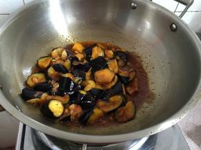 稍微翻动锅铲，均匀的让每一块茄子都入味上色。大火收汁就行了。