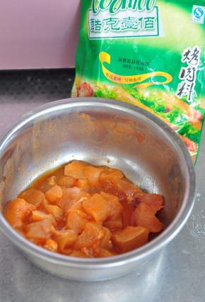 将鸡胸肉切成较大的丁状，新奥尔良腌料里加少许水，与鸡块拌匀，腌制隔夜。
