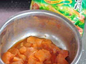 将鸡胸肉切成较大的丁状，新奥尔良腌料里加少许水，与鸡块拌匀，腌制隔夜。