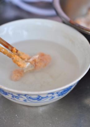 用筷子将鸡块在水中蘸三秒。