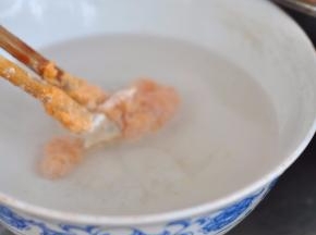 用筷子将鸡块在水中蘸三秒。