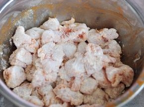 再次投入炸粉中，将鸡块复裹上一层炸粉。