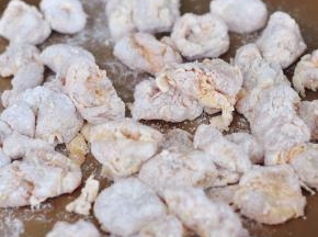 将全部的鸡块裹好后，分开摆放，保证每个不粘连。