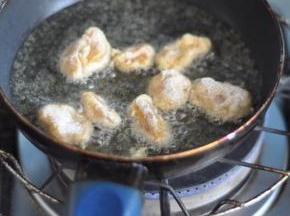 锅里倒入油，将鸡块下锅炸制表面金黄即可。