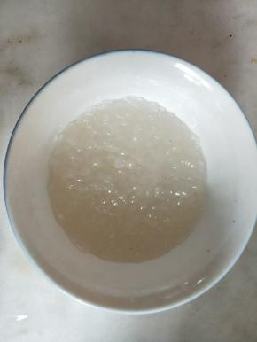 先煮西米。水烧开后放入西米煮15分钟，再闷15分钟，直至西米变成透明状即可，沥干水备用。