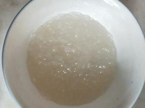 先煮西米。水烧开后放入西米煮15分钟，再闷15分钟，直至西米变成透明状即可，沥干水备用。