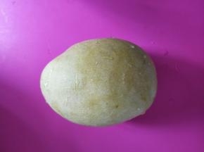 芒果洗干净。