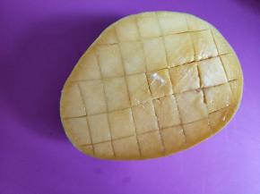 在半块芒果上划十字。