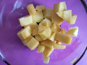 把果肉切小块。