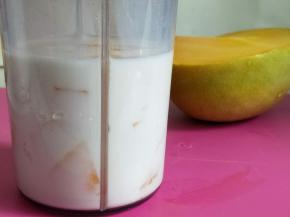 100克牛奶和芒果混合，加入适量炼乳。