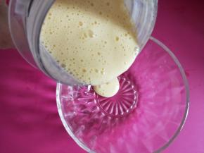 用料理机打成芒果奶昔，倒在小碗里。