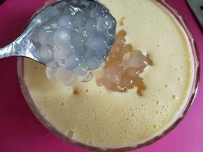 在芒果泥中加入煮好的西米。