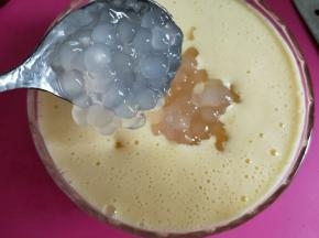 在芒果泥中加入煮好的西米。