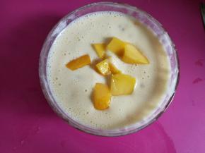 放上剩余的50克芒果肉。