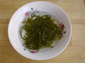 裙带菜用凉水泡十分钟，捞出控干水切碎。