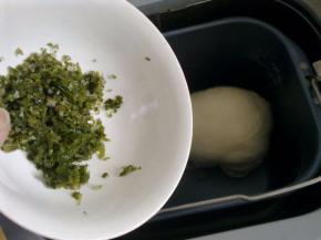 面团揉成团后，面包机发出蜂鸣声，就可以把切碎的裙带菜加入，面包机会继续揉面，揉面时间结束后，自动进入发酵。