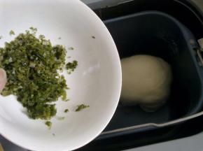 面团揉成团后，面包机发出蜂鸣声，就可以把切碎的裙带菜加入，面包机会继续揉面，揉面时间结束后，自动进入发酵。