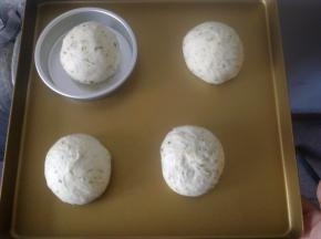 发酵结束后，把面团分割成100克一份的面团，盖上温松弛10分钟。