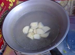 土豆削去皮，切成小块，煮到用筷子可轻易插透。