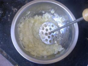 把土豆压成泥。