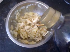 加入少许的盐和生抽拌匀。