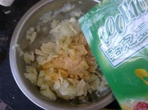 加入少许的法式黑椒调料粉。