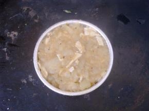 把馅料放入汉堡模中，压实，压出形状。