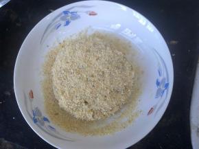 取出馅料，把两面粘上面包糠。