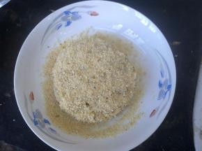 取出馅料，把两面粘上面包糠。