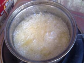 轻轻拿起后，放入油锅中炸熟。