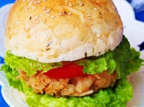 把面包一切为二，加入汉堡胚和生菜、西红柿，或是自己想加的任何辅料。