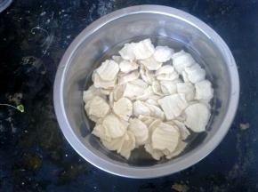 素肉用水浸泡15分钟。