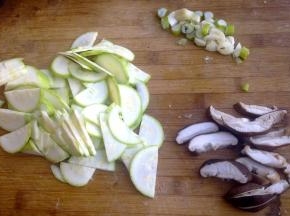 西葫芦切成片，香菇也切成片。