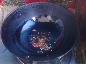 锅里倒入油，放入干辣椒。