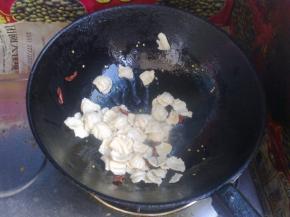 倒入素肉翻炒。