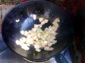 加入葱姜蒜。