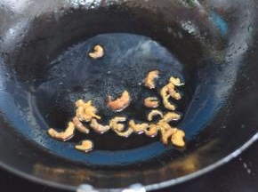 锅里倒入油，放入海米炒香。