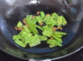 放入掰断的荷兰豆。